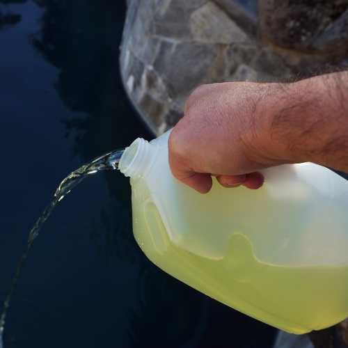 Manchas em Roupas Brancas: Como Usar Água Sanitária e Outros Produtos de Limpeza